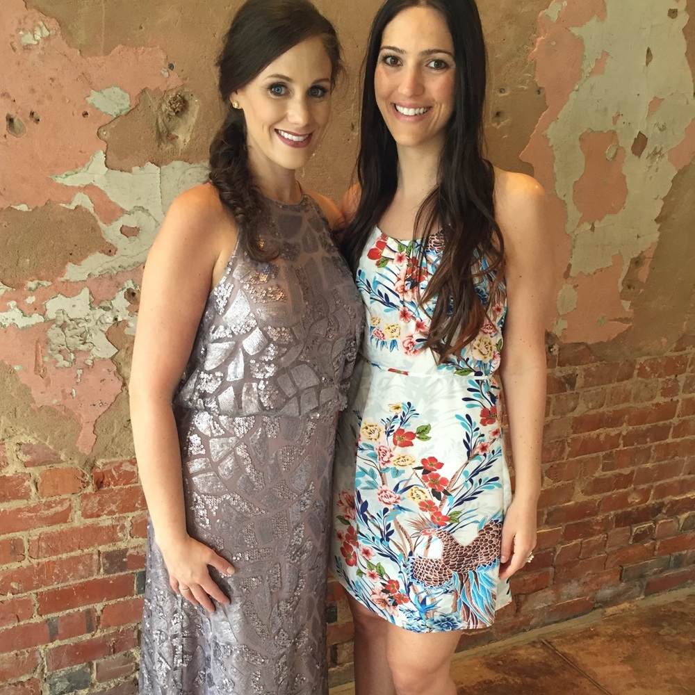 Short white dress with floral pattern and tie